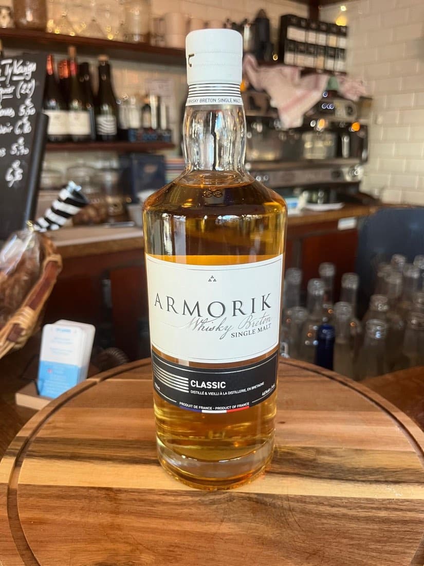 Une bouteille de whisky breton single malt Armorik Classic à l’épicerie de Ty Louis
