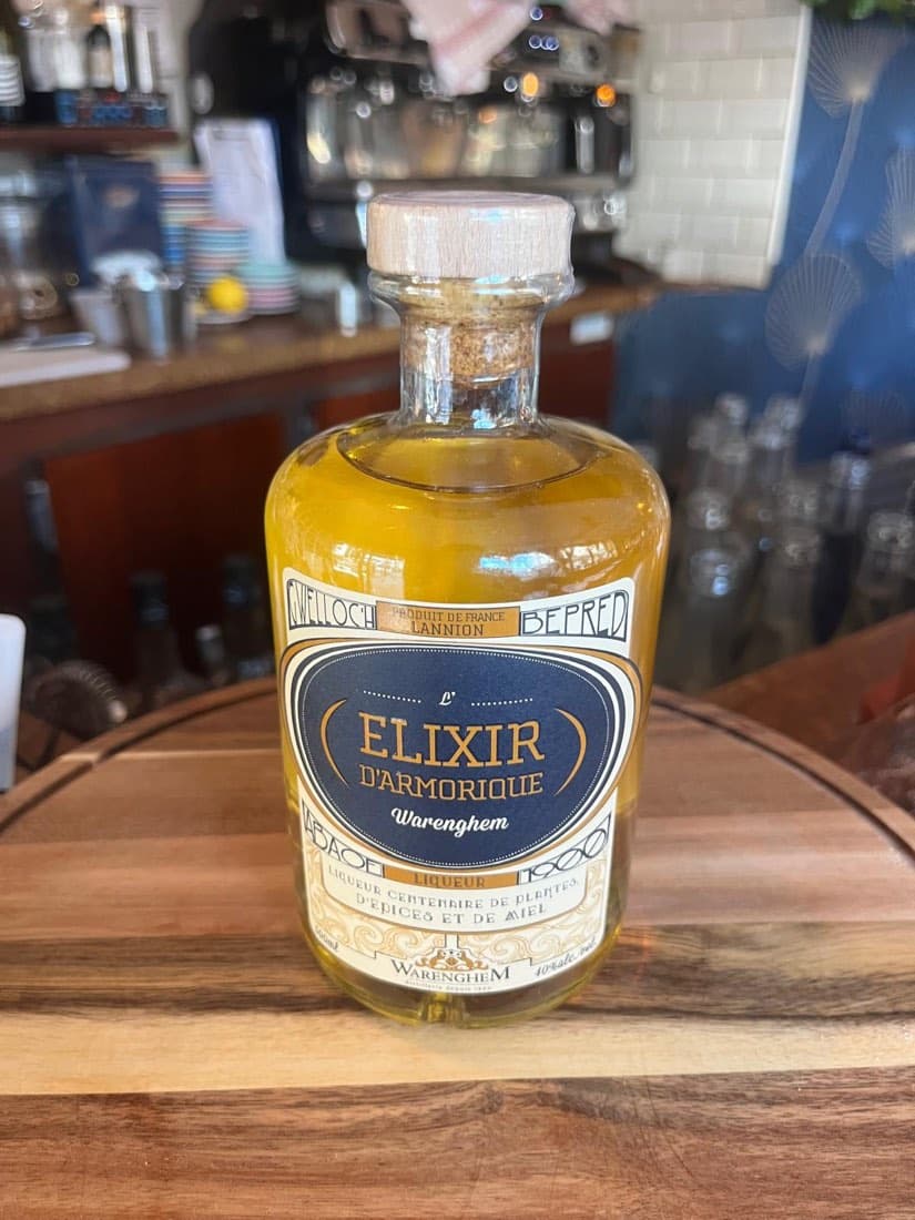 Une bouteille d’Élixir d’Armorique, liqueur de plantes Warenghem, à l’épicerie de Ty Louis