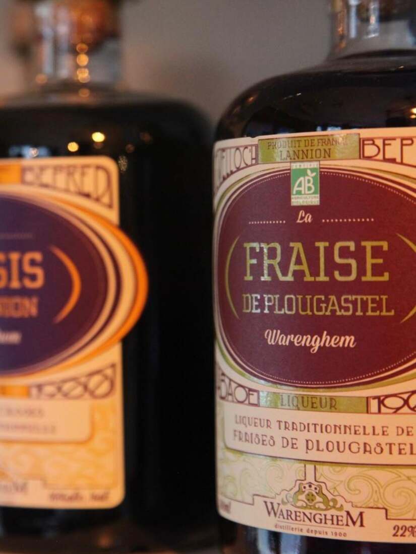 Une bouteille de liqueur La Fraise de Plougastel (Warenghem, 22°) à l’épicerie de Ty Louis
