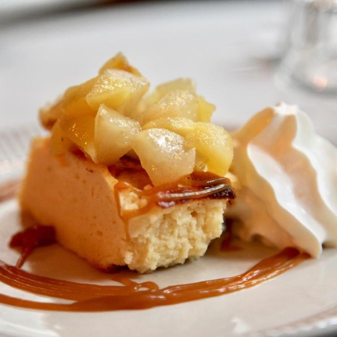 Gâteau breton aux pommes, caramélisé et servi avec une chantilly, chez Ty Louis