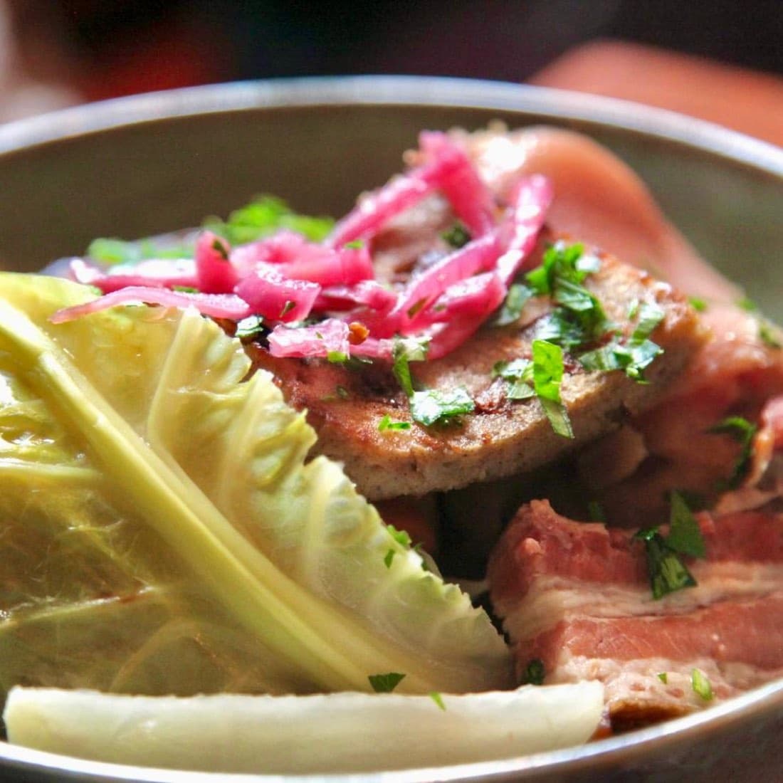 Un bol de kig ha farz chez Ty Louis : farz noire au sarrasin, viandes du pot-au-feu breton, chou et oignon rouge mariné