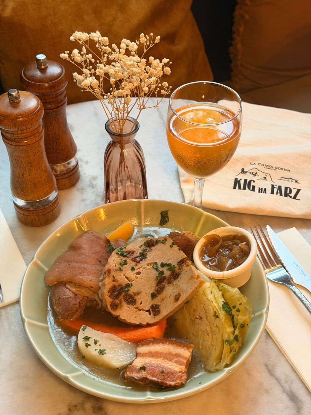 Assiette de kig ha farz chez Ty Louis, à Paris 12 : viandes du pot-au-feu breton, tranche de farz de blé noir aux raisins, chou, carotte, navet, lard et ramequin de sauce lipig, avec un verre de cidre