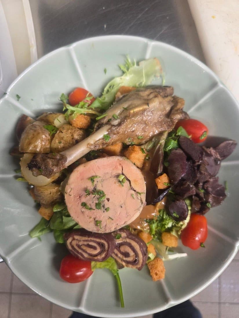 Salade du Luguen chez Ty Louis : cuisse de canard confite, foie gras, magret séché, pommes de terre rôties, croûtons et tomates cerises