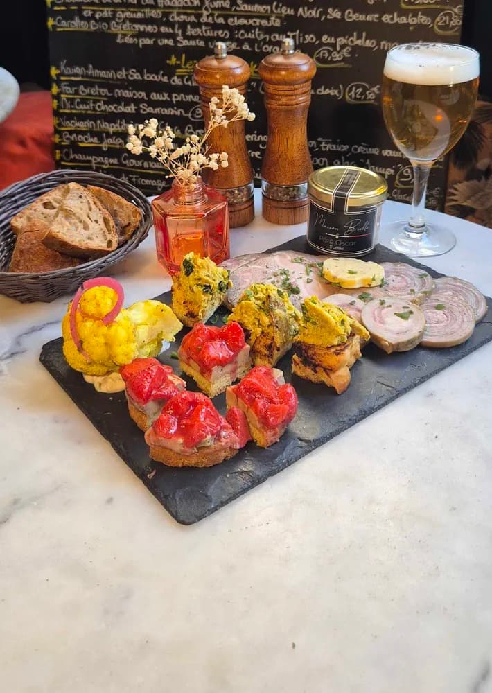 Tatins de foie gras de la Ferme du Luguen aux fraises, sur une ardoise à partager, devant la carte du restaurant Ty Louis