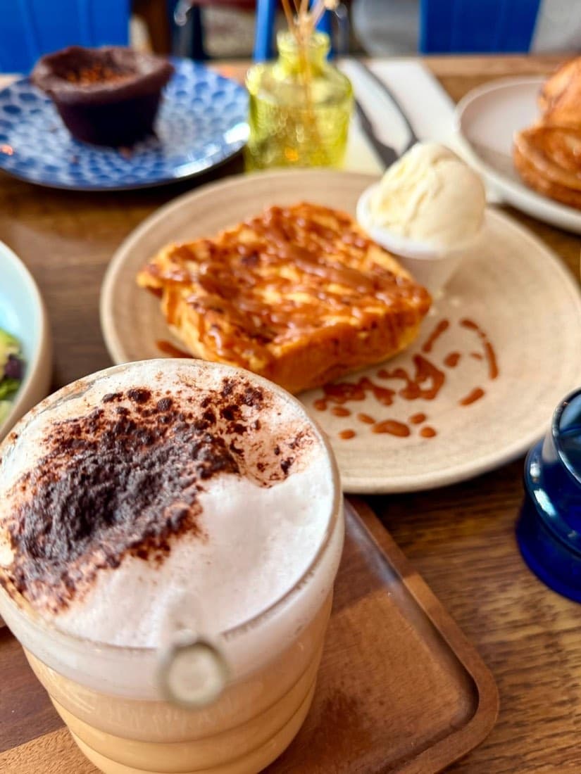 Part de far breton caramélisé servie avec une boule de glace, au brunch de Ty Louis