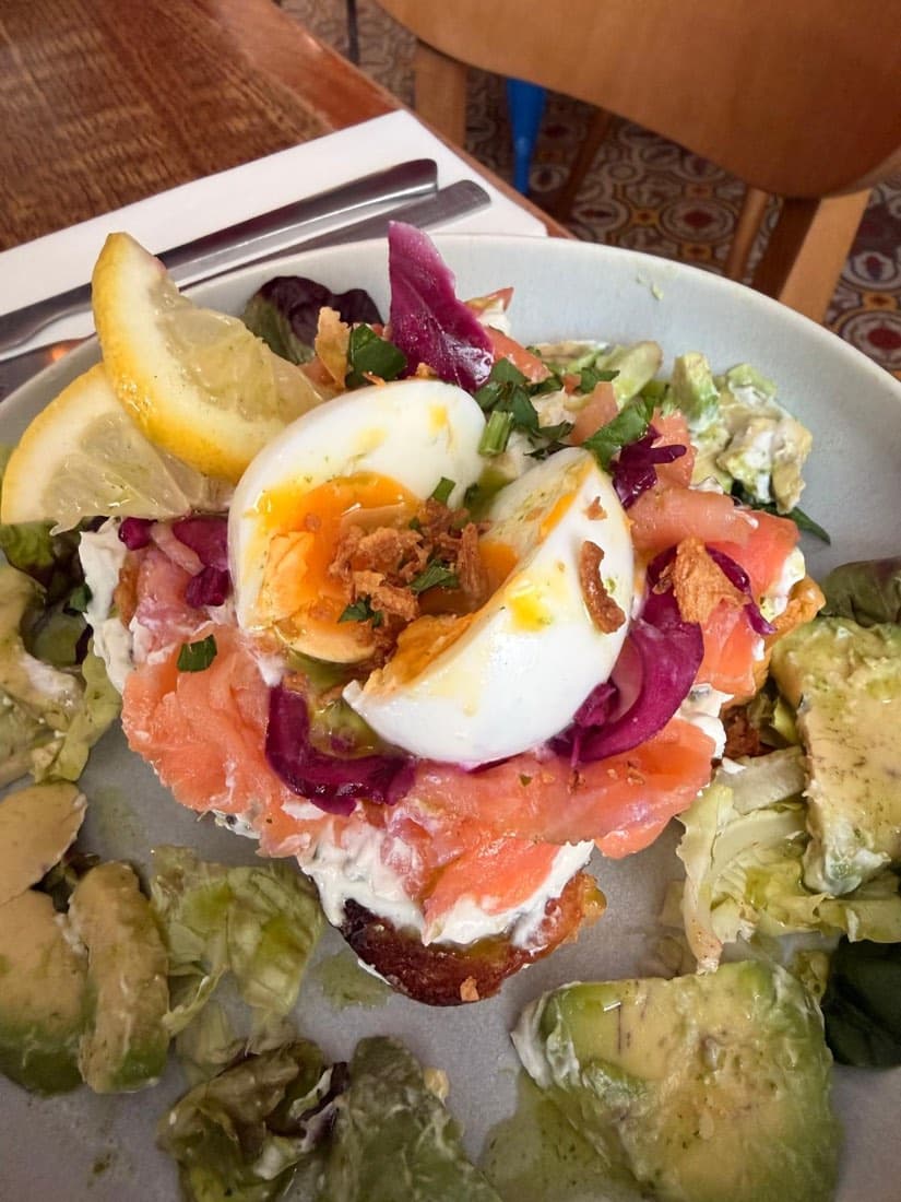 Tartine de saumon fumé surmontée d’un œuf mollet coulant, avocat et oignons frits, au brunch de Ty Louis