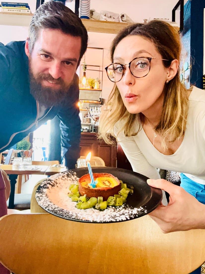Un convive souffle une bougie sur un dessert breton servi pour un anniversaire chez Ty Louis
