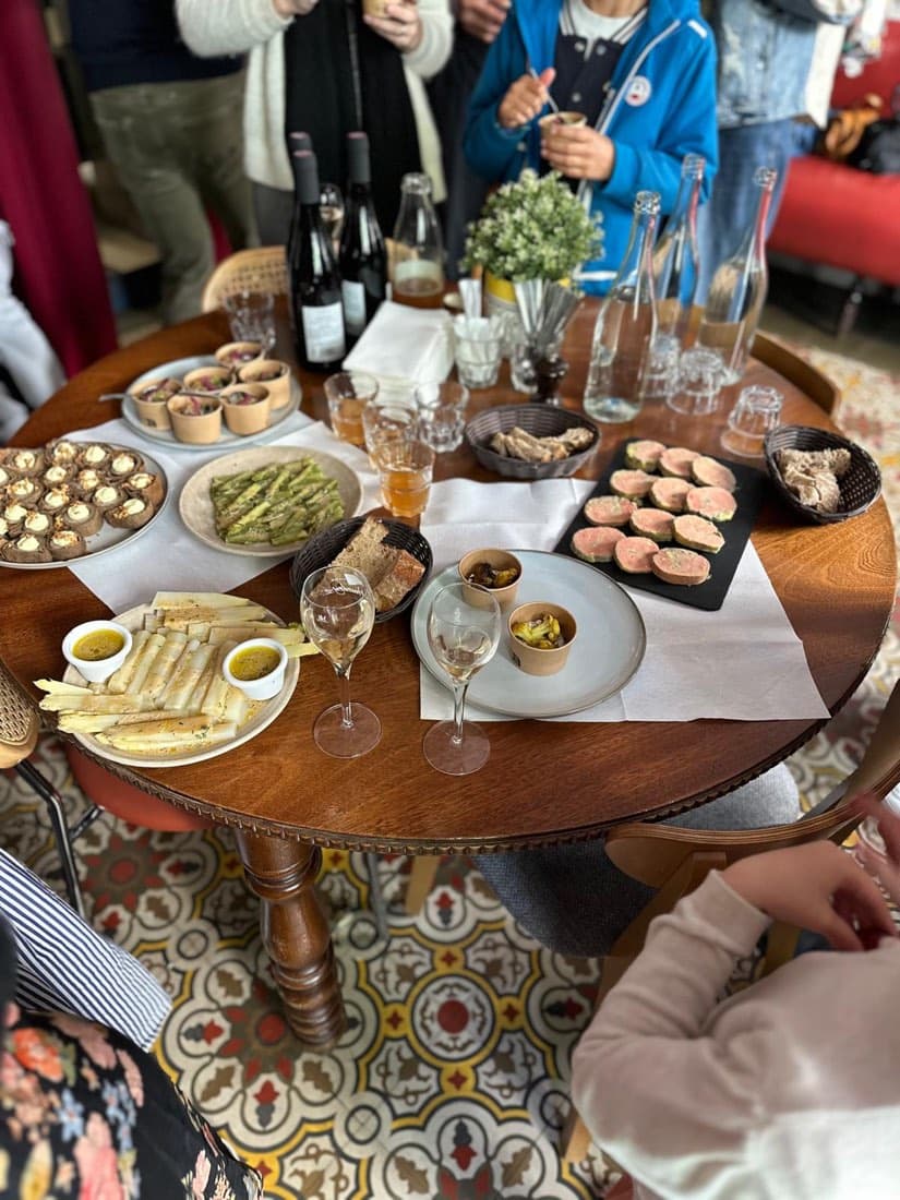 Un buffet de réception dressé chez Ty Louis : planches, terrines maison, asperges, verrines et vins bretons