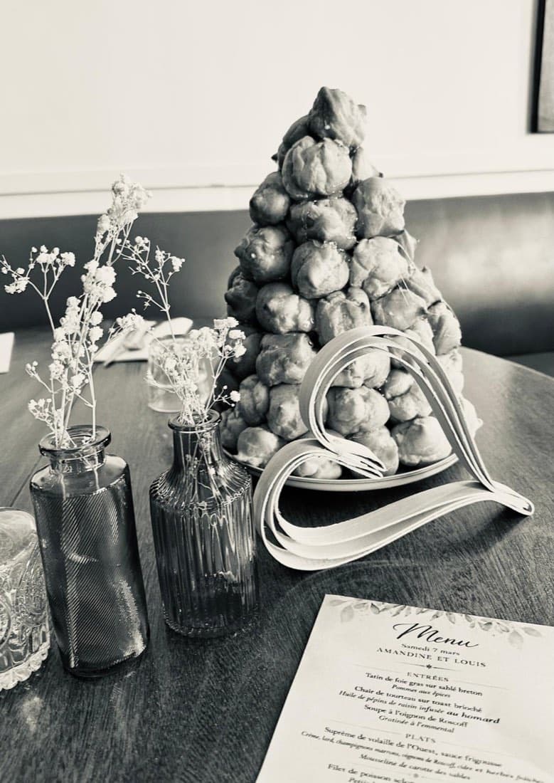 Une pièce montée croquembouche à côté du menu de banquet d’un mariage chez Ty Louis (Amandine et Louis, 7 mars)