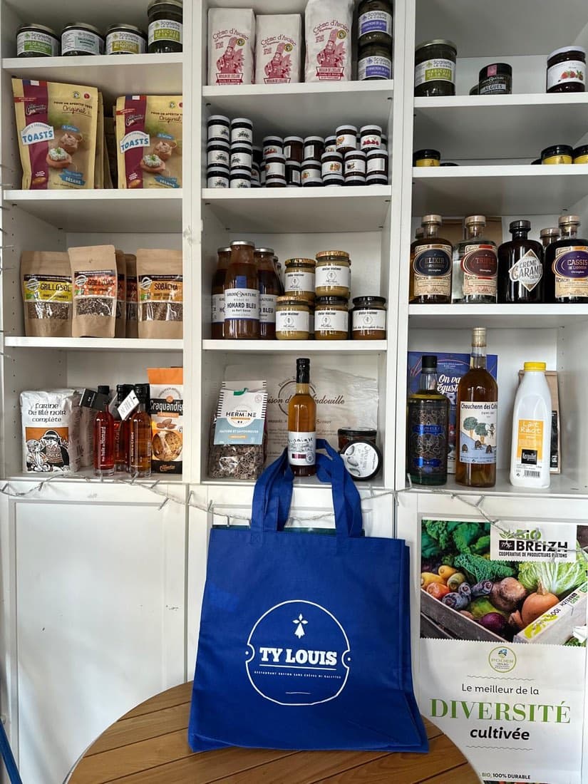 Le rayon de l’épicerie fine bretonne de Ty Louis et son tote bag bleu