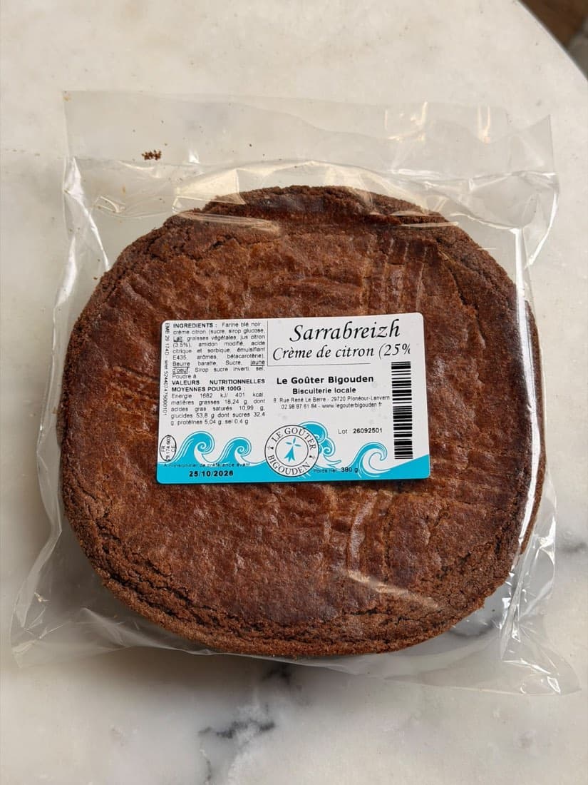 Un Sarrabreizh fourré à la crème de citron, gâteau breton au blé noir du Goûter Bigouden, à l’épicerie de Ty Louis