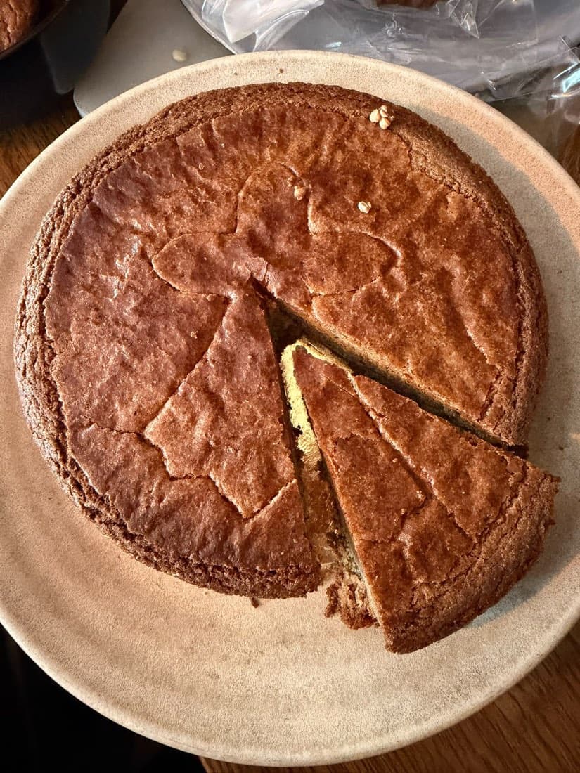 Un gâteau breton au blé noir Sarrabreizh entamé, deux parts coupées, sur une assiette chez Ty Louis