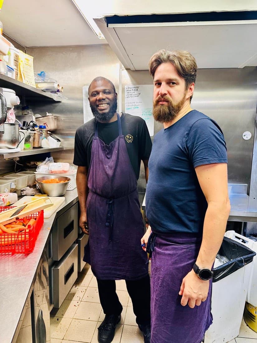 Le couple de gérants de Ty Louis attablé dans la salle bleue du restaurant breton de Paris 12
