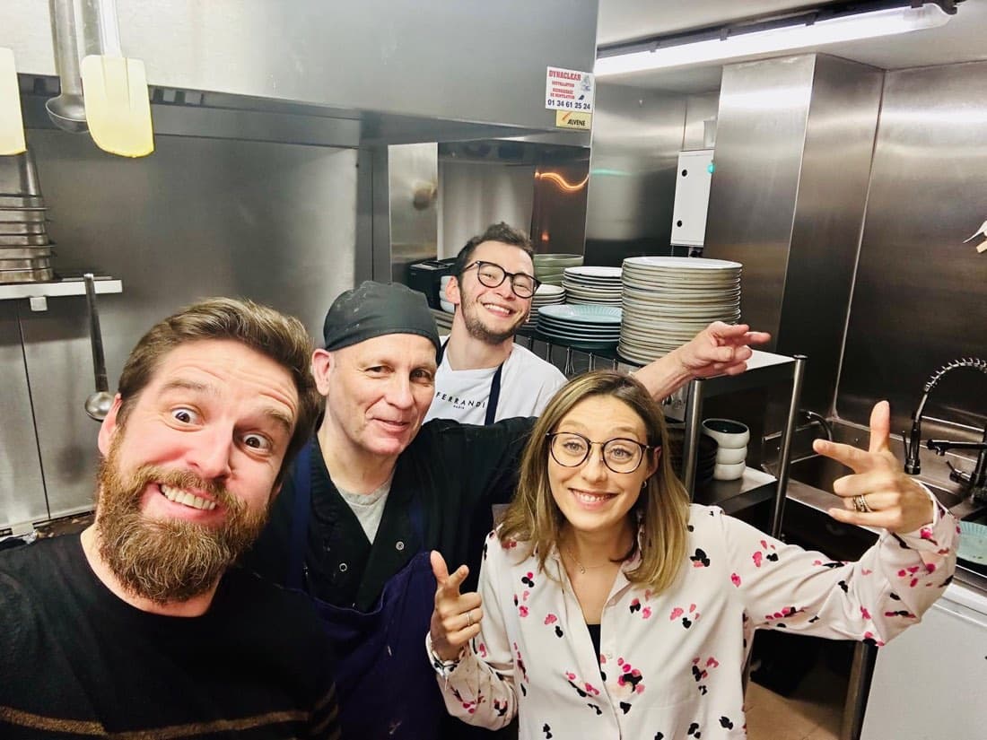 Quatre membres de l’équipe de Ty Louis sourient en selfie dans la cuisine du restaurant