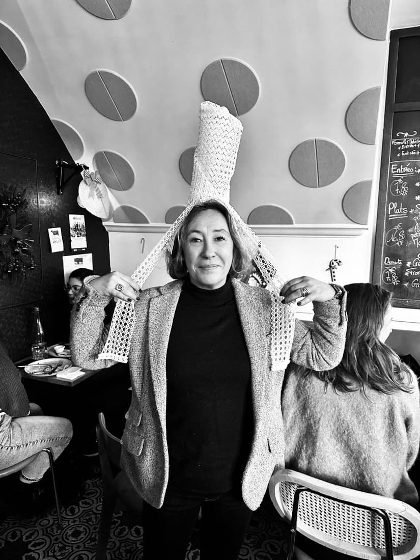 Une cliente présente la coiffe bigoudène en dentelle avant de la porter, pour la galette des rois de Ty Louis