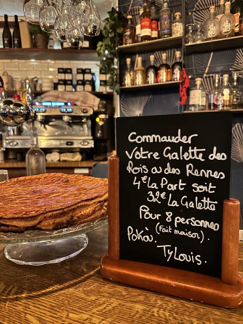 La galette des rois feuilletée faite maison de Ty Louis sur un présentoir en verre, près du bar du restaurant breton