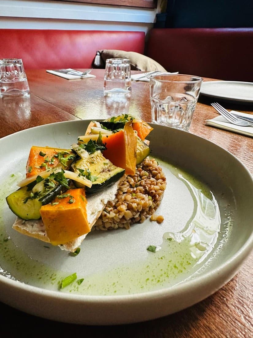 Dos de poisson, courge rôtie, courgette et petit épeautre, huile d’herbes, chez Ty Louis