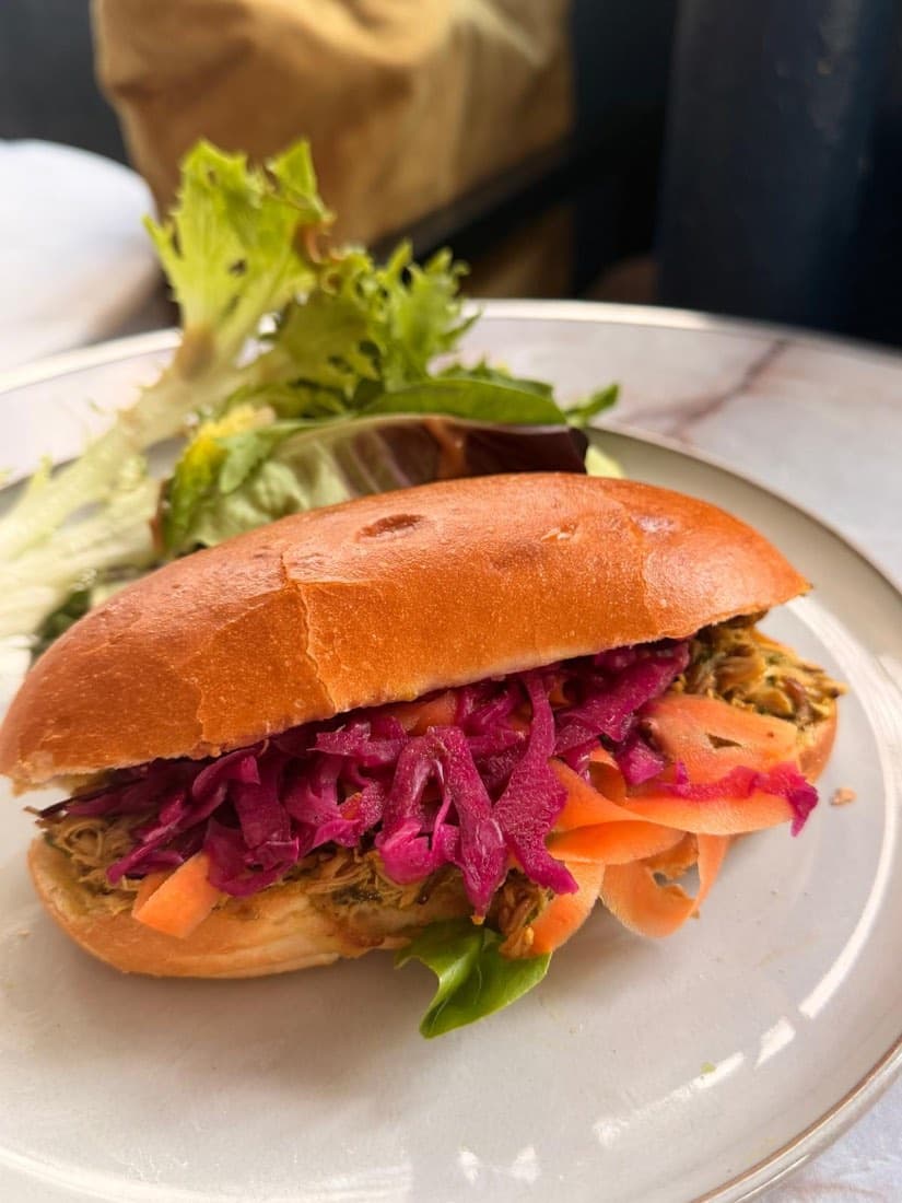 Sandwich de viande effilochée avec chou rouge mariné et carottes dans un pain brioché, chez Ty Louis