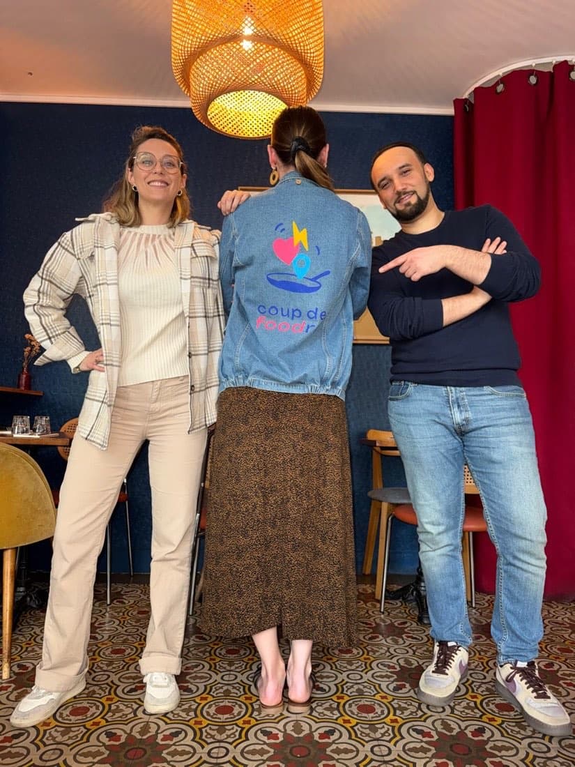 L’équipe de Coup de Foodre et Ty Louis présentant la veste Coup de Foodre dans la salle du restaurant breton