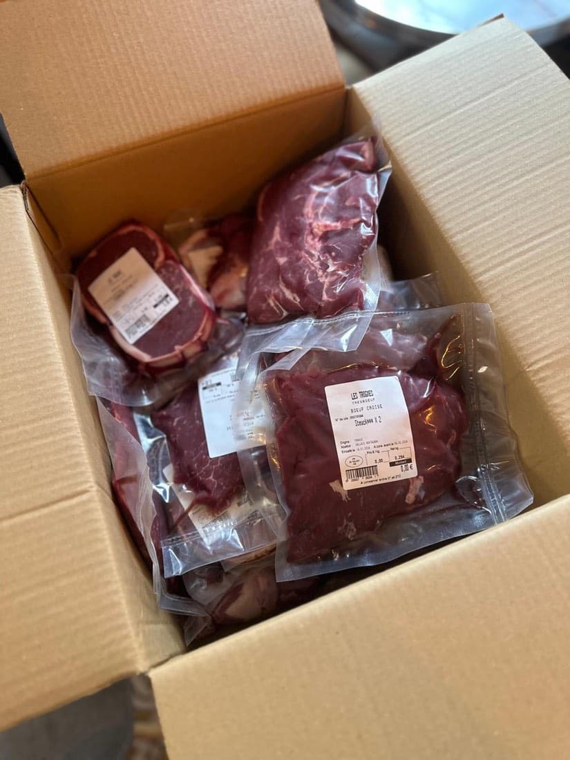 Un carton de pièces de bœuf croisé bio sous vide de la ferme Les Trognes (Tresbœuf), à l’arrivage chez Ty Louis