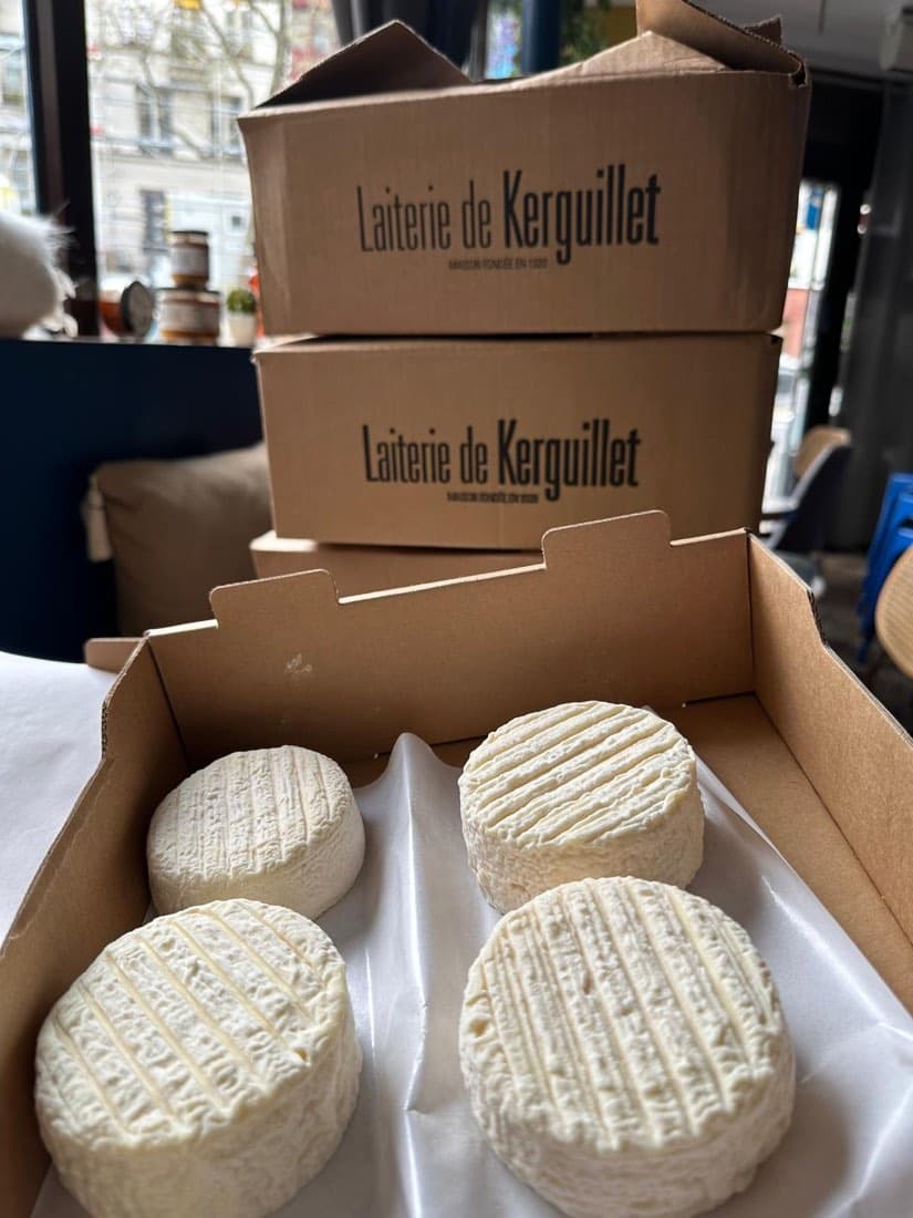 Des fromages frais de la Laiterie de Kerguillet dans leur carton, à l’arrivage chez Ty Louis