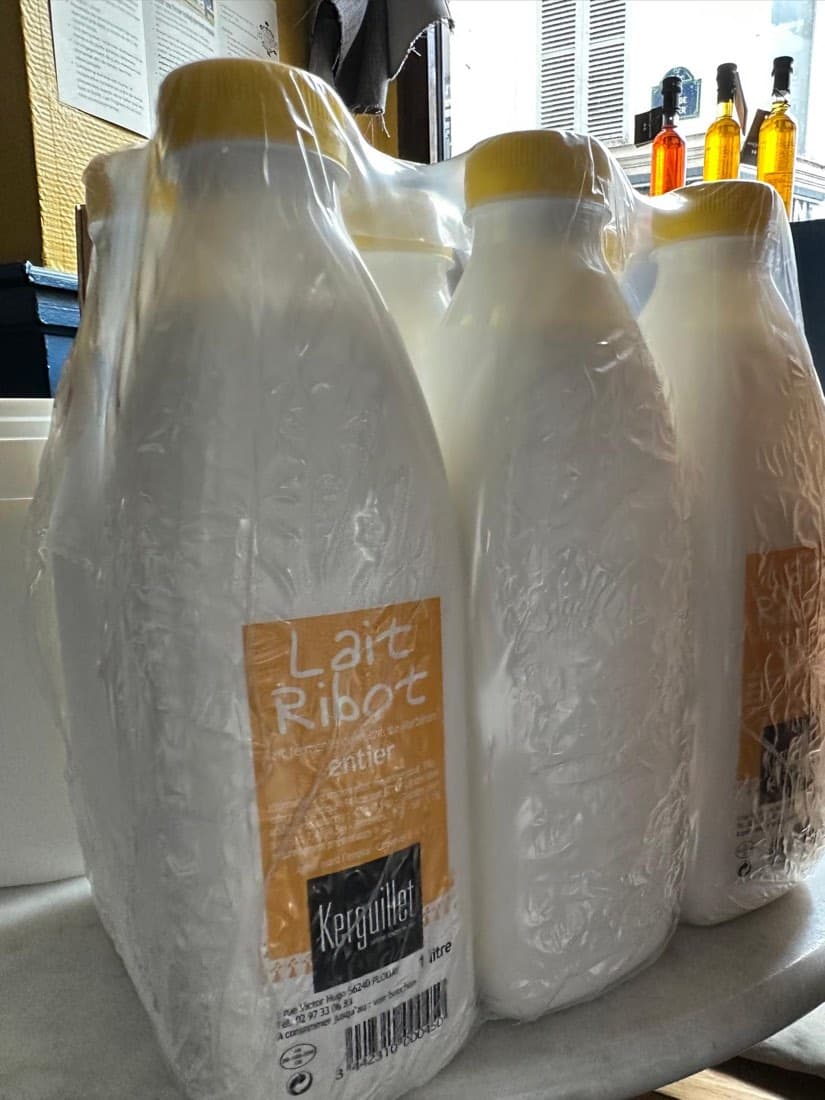 Des bouteilles de lait ribot entier de la Laiterie de Kerguillet, à l’arrivage chez Ty Louis