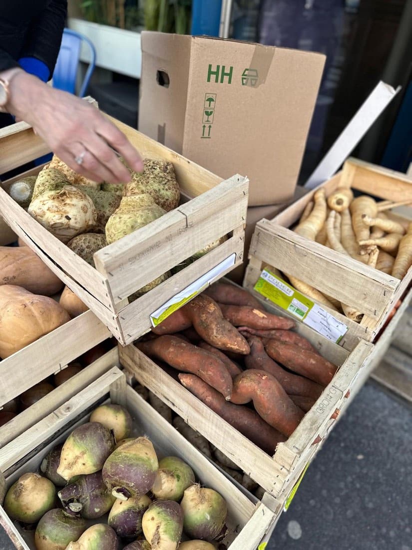 Des cagettes de céleri-rave, patates douces, panais et rutabagas bio Poder, légumes bio de Bretagne, chez Ty Louis