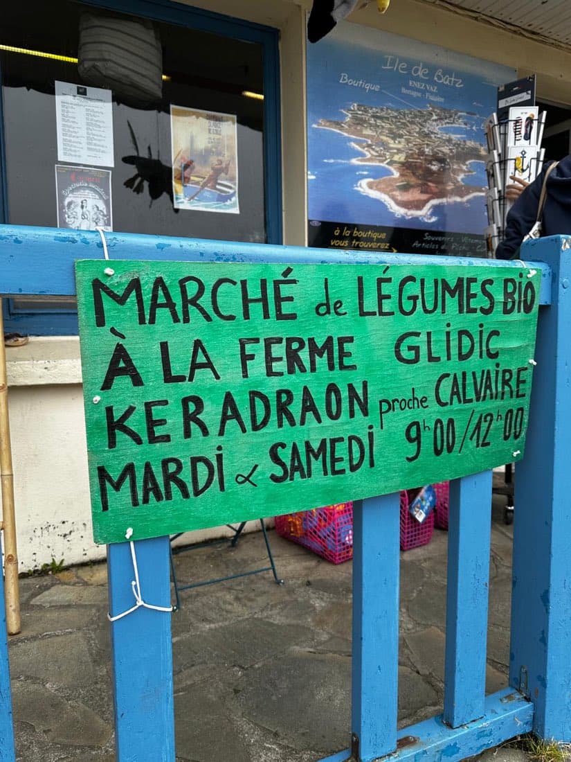 Pancarte « Marché de légumes bio à la ferme Glidic, Keradraon » sur l’île de Batz