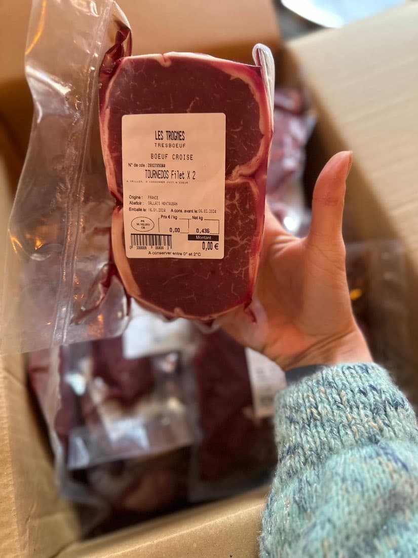Pièce de bœuf croisé bio « Les Trognes — Tresbœuf » sortie du carton après la visite de la ferme