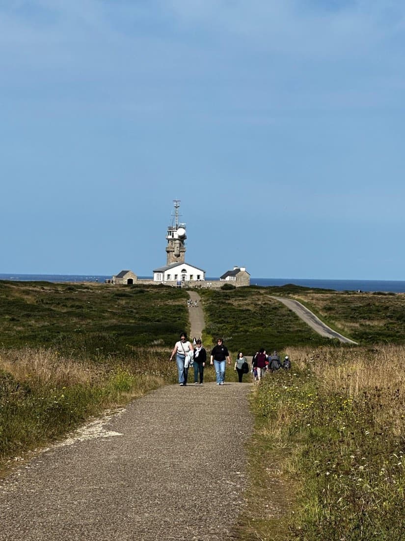 Le sentier menant au sémaphore de la Pointe du Raz, au bout du Finistère, pendant le roadtrip de Ty Louis