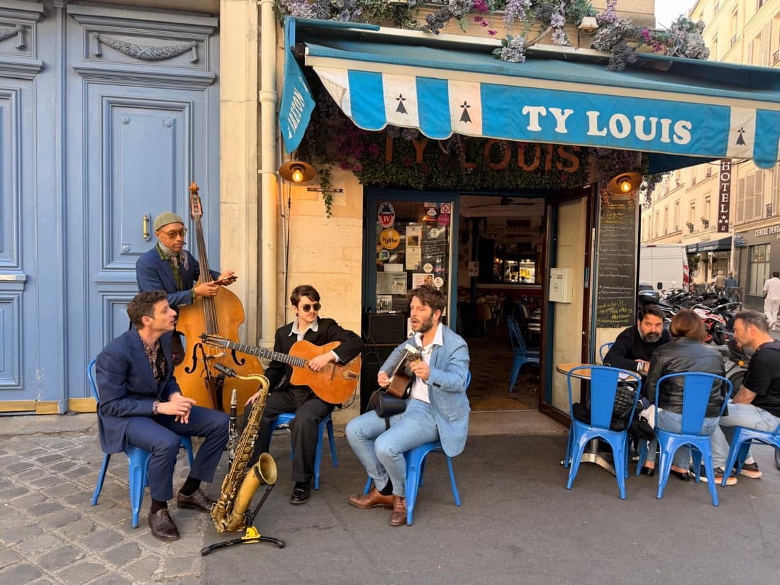 Un quartet de jazz manouche joue en terrasse devant l’enseigne TY LOUIS, restaurant breton du Faubourg Saint-Antoine à Paris 12