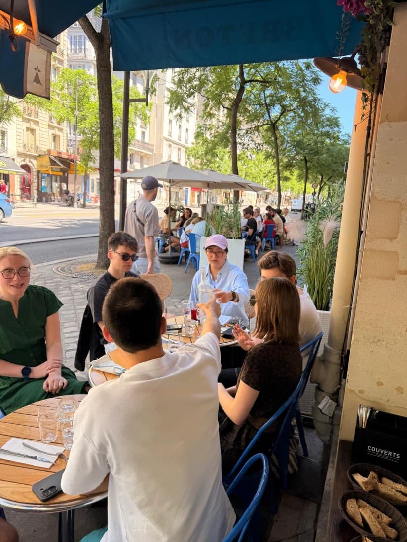 Des clients déjeunent au soleil sous l’auvent de la terrasse de Ty Louis, restaurant breton de Paris 12