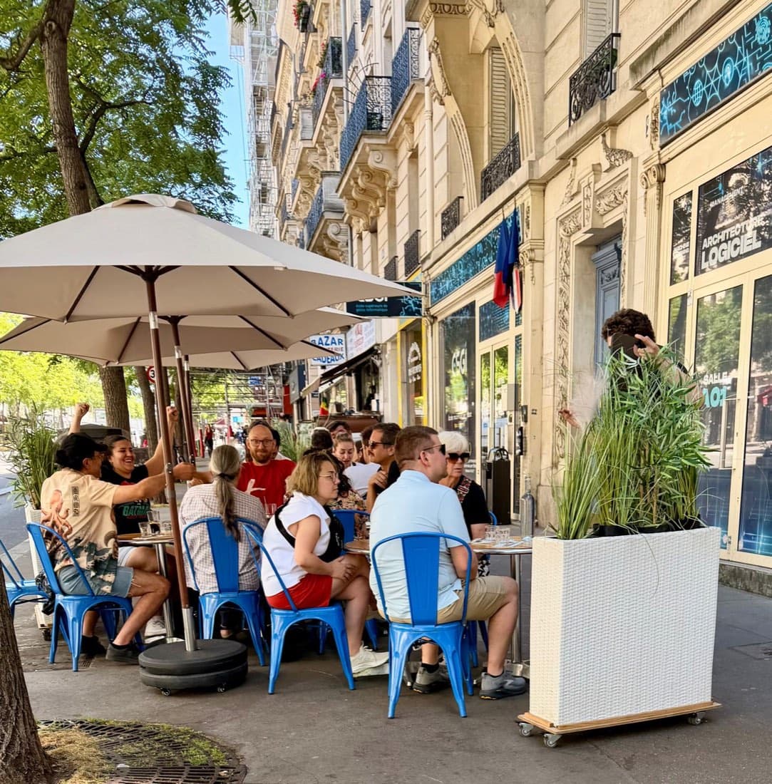 Une tablée conviviale en terrasse chez Ty Louis, Paris 12